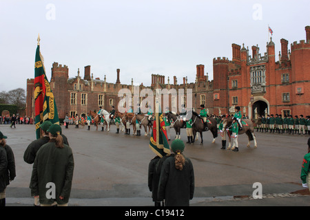 Rangers Association Pferdeparade der Chapel Royal, Hampton Court Palace für einen Dienst, Gründer Tag zu begehen Stockfoto