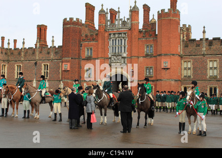 Rangers Association Pferdeparade der Chapel Royal, Hampton Court Palace für einen Dienst, Gründer Tag zu begehen Stockfoto