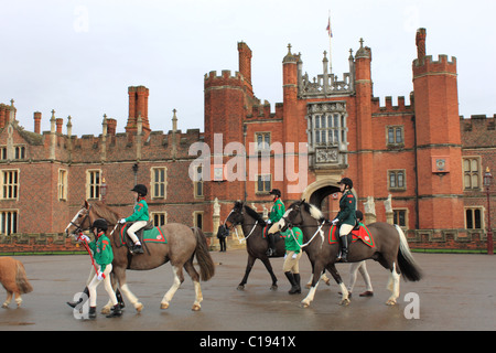 Rangers Association Pferdeparade der Chapel Royal, Hampton Court Palace für einen Dienst, Gründer Tag zu begehen Stockfoto