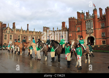 Rangers Association Pferdeparade der Chapel Royal, Hampton Court Palace für einen Dienst, Gründer Tag zu begehen Stockfoto