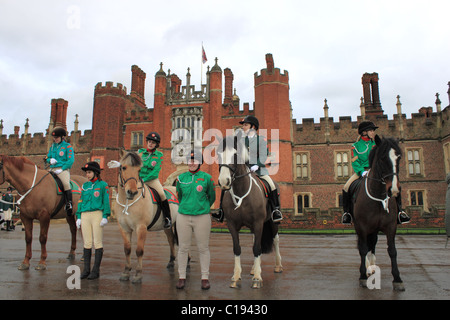 Rangers Association Pferdeparade der Chapel Royal, Hampton Court Palace für einen Dienst, Gründer Tag zu begehen Stockfoto