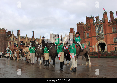 Rangers Association Pferdeparade der Chapel Royal, Hampton Court Palace für einen Dienst, Gründer Tag zu begehen Stockfoto