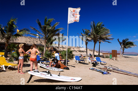 Windsurfing Schule von Playa de Sotavento, Fuerteventura, Kanarische Inseln, Spanien, Europa Stockfoto