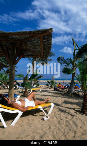 Frau auf einer Sonnenliege, Beachclub in Playa de Sotavento, Fuerteventura, Kanarische Inseln, Spanien, Europa Stockfoto