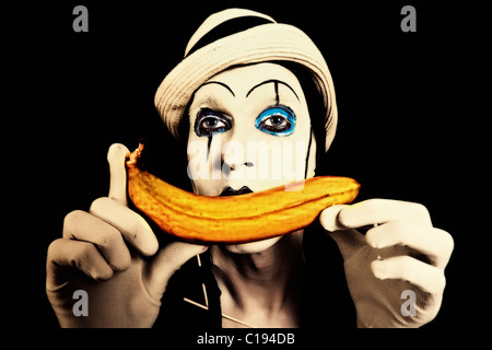 Porträts von Mime in weißen Hut mit einer Banane in der hand Stockfoto