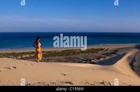 Frau steht auf einer Düne mit Blick auf die Playas de Sotavento Strand, Fuerteventura, Kanarische Inseln, Spanien, Europa Stockfoto