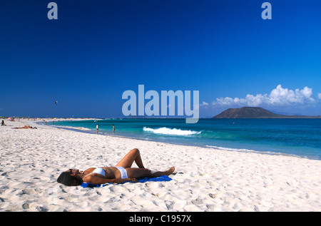 Frau liegend auf die Playas de Corralejo Beach, Fuerteventura, Kanarische Inseln, Spanien, Europa Stockfoto