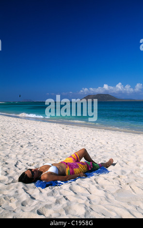 Frau liegend auf die Playas de Corralejo Beach, Fuerteventura, Kanarische Inseln, Spanien, Europa Stockfoto