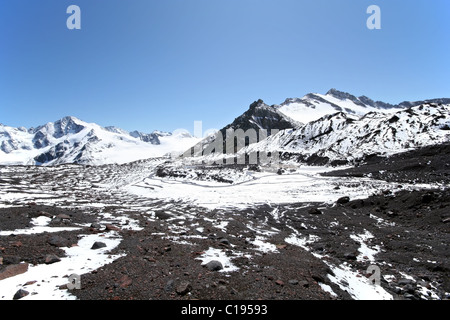 Bergtal. Felsen, Schnee, Steinen und Himmel im Kaukasus. Elbrus-Bereich. Kabardino-Balkarien. Stockfoto