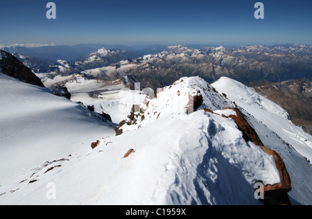 Schnee-Felsen im Hochgebirge. Blick vom westlichen Gipfel des Elbrus (5642m). Kaukasus. Kabardino-Balkarien. Stockfoto