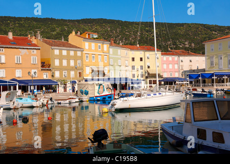 Cres alten Stadthafen mit kleinen lokalen Angler Boote, Insel Cres, Kroatien Stockfoto