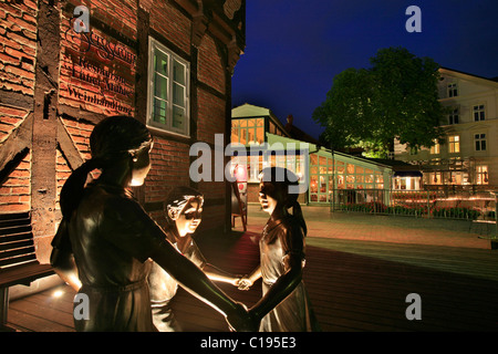 Hotel Bergstroem und Skulptur vor der Luener Muehles oder Lueneburg Mill, Niedersachsen, Deutschland, Europa Stockfoto