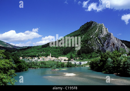 Frankreich, Alpes de Haute Provence, Dorf von La Baume (Umgebung von Sisteron) an den Ufern des Flusses Durance Stockfoto