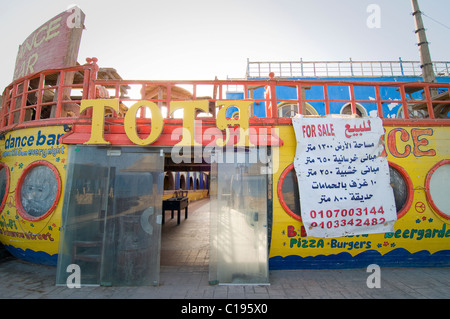 Die kleine Stadt Dahab am Roten Meer auf der Sinai-Halbinsel gehört zu beliebten Reisezielen Ägyptens. Stockfoto