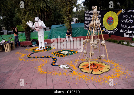 Tag der Toten Altar mit Blumen, Schädel und eine Skulptur des aztekischen Gottes Mictlantecuhtli in Xochimilco, Mexiko Stockfoto