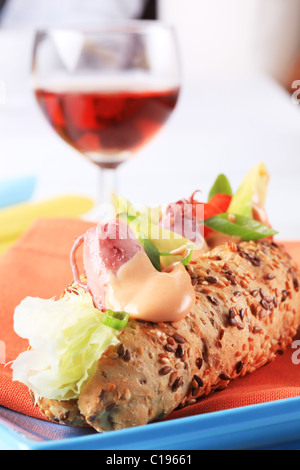 Ganze Mahlzeit u-Boot-Sandwich mit Calamari - detail Stockfoto