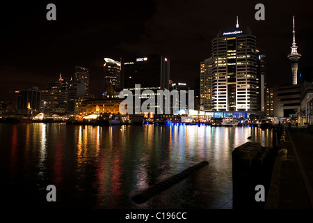 Skyline von Auckland bei Nacht, Auckland, Nordinsel, Neuseeland Stockfoto