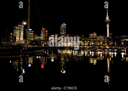 Skyline von Auckland bei Nacht, Auckland, Nordinsel, Neuseeland Stockfoto