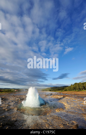 Geysir Strokkur Ausbruch der Brunnen, ausgeworfene Wasserspeier, Folge von 4 Aufnahmen, Geysir, Island, Europa Stockfoto