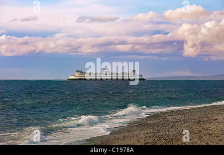 Fähre, die über Puget Sound, Edmonds, Washington State, Pazifischer Nordwesten, USA Stockfoto