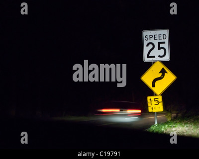 Auto beschleunigt auf der Autobahn bei Nacht, Portland, Oregon, USA Stockfoto