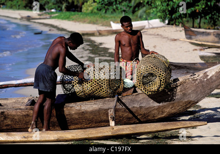 Madagaskar, nordwestlich, Nosy Be Insel, Fischer am Strand von Andilana Stockfoto