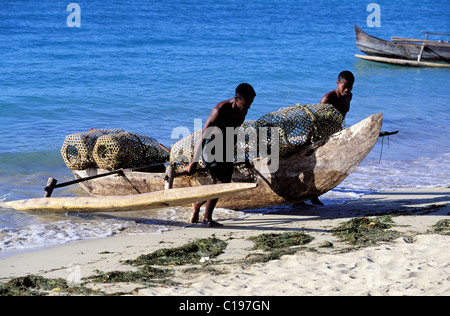 Madagaskar, nordwestlich, Nosy Be Insel, Fischer am Strand von Andilana Stockfoto