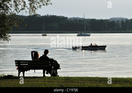 Paar auf einer Parkbank, Fraueninsel im Chiemsee, Chiemgau, Bayern, Oberbayern Stockfoto