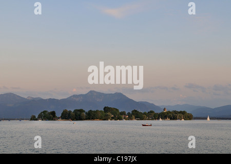 Blick vom Gstadt auf der Fraueninsel am Chiemsee, Chiemgau, obere Bayern, Bayern, Deutschland, Europa Stockfoto