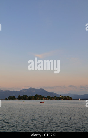 Blick vom Gstadt auf der Fraueninsel am Chiemsee, Chiemgau, Upper Bavaria, Bayern, Europa Stockfoto