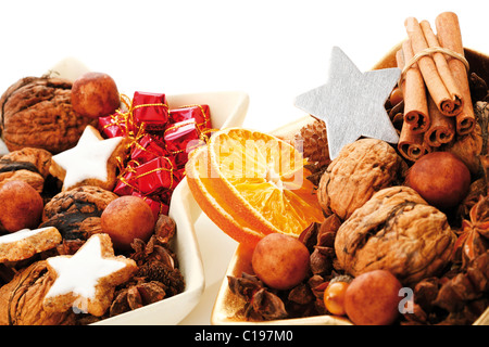 Weihnachtsdekoration, Walnüssen, getrockneten Orangenscheiben, Cinnammon Hülsen, Marzipan-Kartoffeln, rote Pakete und Sternanis in sternförmigen Stockfoto