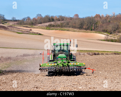 John Deere 8300 Traktor mit Scheibeneggen - Frankreich. Stockfoto