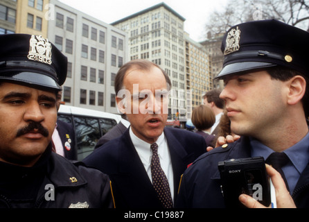 Demokratische Präsidentschaftskandidat Jerry Brown kommt für eine Kampagne Auftritt in New York am 22. Januar 1992 Stockfoto