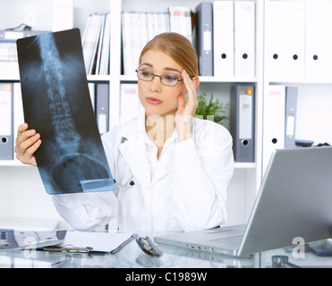 Verwirrt Ärztin untersuchen Röntgenbild Stockfoto