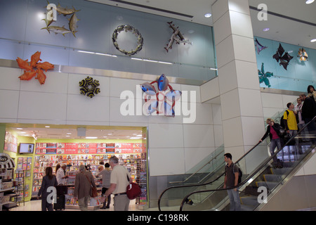 Miami Florida International Airport MIA, Luftfahrt, Nordterminal, Rolltreppe, Abstieg, Mann Männer männlich, Frau weibliche Frauen, Passagiere Passagiere Fahrer, st Stockfoto