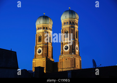 Türme der Frauenkirche Kirche bei Dämmerung, Munich, Bavaria, Germany, Europe Stockfoto