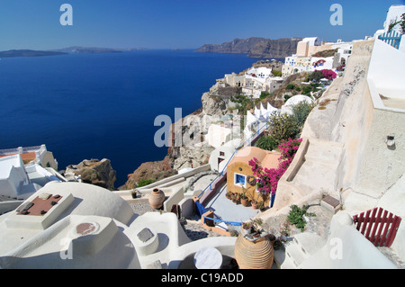 Blick über die Stadt Oia, Ia, mit typisch kykladische Architektur, Santorin, Kykladen, Griechenland, Europa Stockfoto