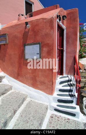 Rote Kirche und Treppe in einem typisch kykladischen Architekturstil, Oia, Ia, Santorini, Kykladen, Griechenland, Europa Stockfoto