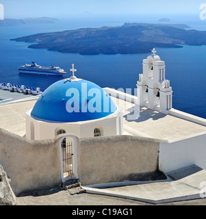 Kirche in der Nähe von Firostefani, Kapelle mit einem blauen Kuppeldach, Santorin, Kykladen, Griechenland, Europa Stockfoto