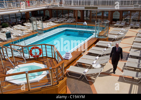 Präsident und Geschäftsführer von Cunard Peter Shanks geht vorbei an einem der Swimmingpools an Bord der Queen Elizabeth