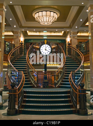 Die Haupttreppe festgemacht an Bord der Queen Elizabeth Luxusliner 90.900 Tonnen am Princes Wharf bei ihrem ersten Besuch Stockfoto