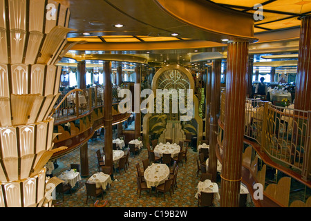 Der große Speisesaal festgemacht an Bord der Luxusliner 90.900 Tonnen Queen Elizabeth am Princes Wharf bei ihrem ersten Besuch Stockfoto