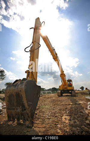 eine leistungsfähige Traktor mit einem breiten aufrecht an der Front den Hintergrund löschen Stockfoto