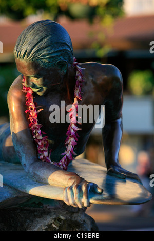 Surfer Statue, Makua und Kila, basierend auf ein Kind Geschichte über Respekt für den Ozean, Waikiki, Honolulu, O'ahu Island, Hawaii Stockfoto