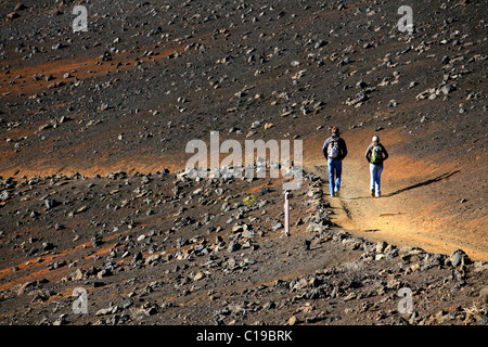 Wanderer auf die Sliding Sands Trail auf dem Weg zum Krater der Haleakala Vulkan Haleakala National Park-Insel Maui Stockfoto