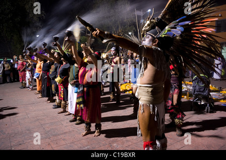 Prä-hispanischen (Azteken) Tanzgruppe eine Ritual durchführen, auf den Tag der Toten in Xochimilco, Mexiko Stockfoto