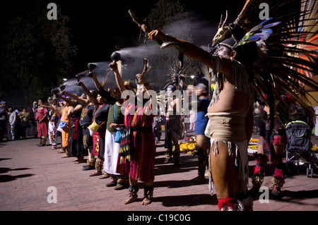 Prä-hispanischen (Azteken) Tanzgruppe eine Ritual durchführen, auf den Tag der Toten in Xochimilco, Mexiko Stockfoto