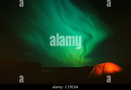 Aurora Borealis über beleuchteten Zelt, Alaska, USA Stockfoto