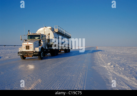 LKW-fahren auf einer Eisstraße, gebaut von Ölgesellschaften und zur Verbindung von einzelnen Öl-Bohr-Websites im Winter, Prudhoe Bay Stockfoto