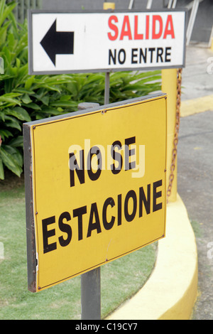 Panama, Lateinamerika, Mittelamerika, Panama City, Marbella, Verkehr, Straße, Schild, spanische Sprache, zweisprachig, kein Parkplatz, nicht parken, Ausfahrt, Pfeil, gelbe Bordsteinkante, Nordpan Stockfoto